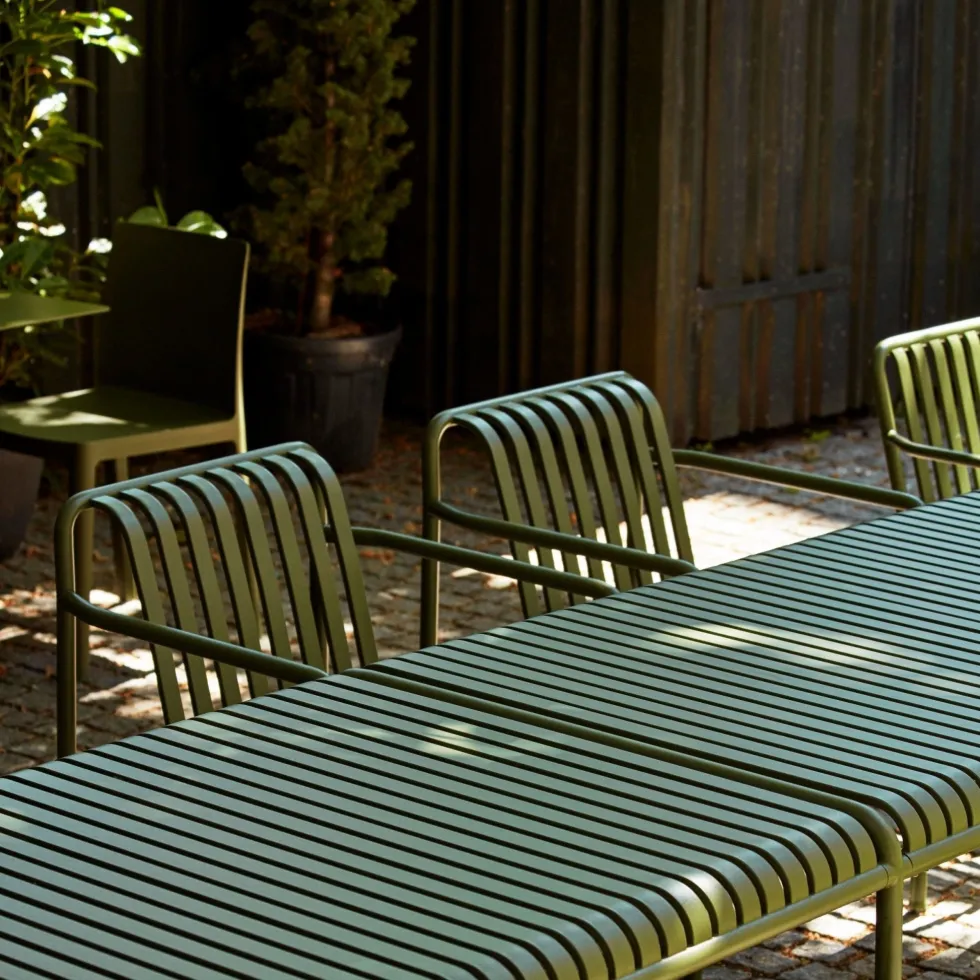 Fauteuil de jardin avec accoudoir en métal olive Palissade - HAY