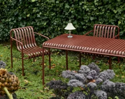 Fauteuil de jardin avec accoudoir en métal rouge Palissade - HAY