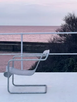 Fauteuil de jardin avec accoudoirs en acier galvanisé Palissade - HAY