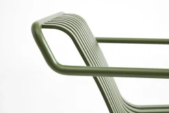 Fauteuil de jardin avec accoudoirs en acier vert olive Palissade - HAY