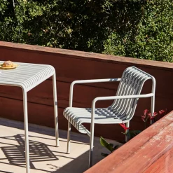 Fauteuil de jardin lounge en métal gris Palissade - HAY