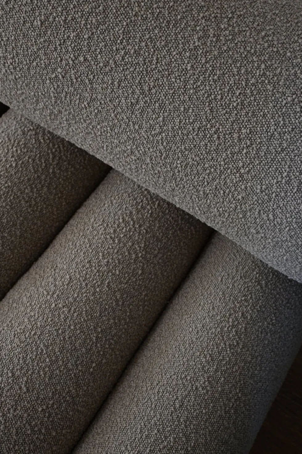 Fauteuil design en tissu bouclé taupe foncé Foku - 101 COPENHAGEN