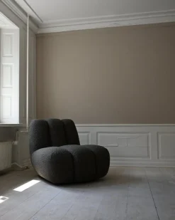 Fauteuil design en tissu bouclé taupe foncé Toe - 101 COPENHAGEN