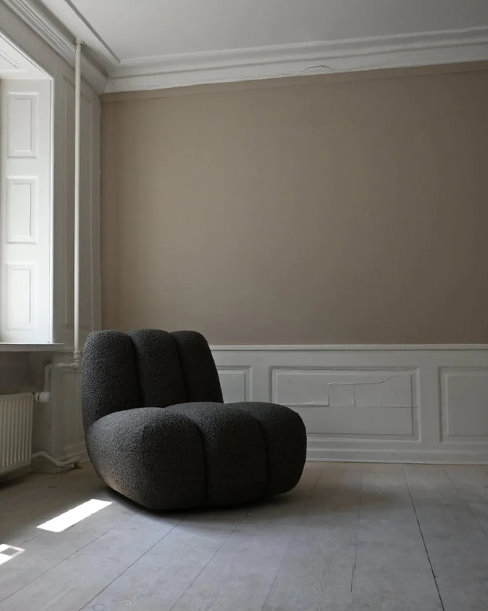 Fauteuil design en tissu bouclé taupe foncé Toe - 101 COPENHAGEN