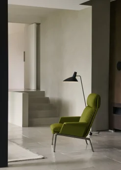 Fauteuil à dossier haut avec accoudoirs en tissu beige et aluminium chromé Muno LN17 - &tradition