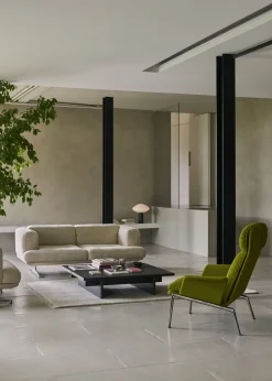Fauteuil à dossier haut avec accoudoirs en tissu beige et aluminium chromé Muno LN17 - &tradition