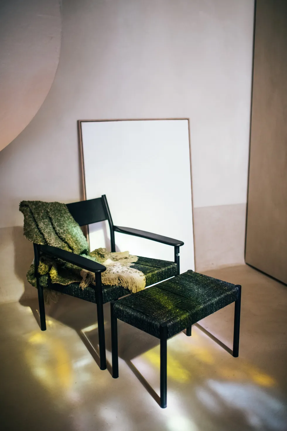 Fauteuil en bois de manguier noir et jonc de mer 66,5 x 72,5 x 74 cm Cullinan - Pomax