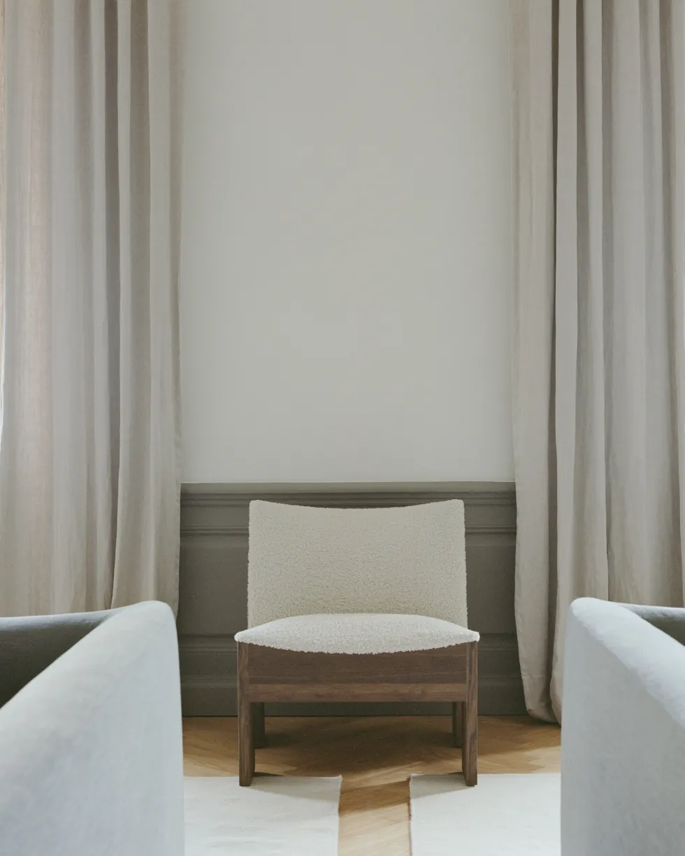 Fauteuil en chêne foncé et textile bouclé blanc Tenon - New works