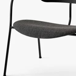 Fauteuil en chêne noir et tissu gris foncé AV6 Pavilion - &tradition