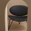 Fauteuil en cuir et piètement en acier noir Semper - AYTM