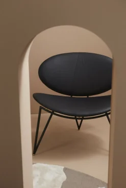 Fauteuil en cuir et piètement en acier noir Semper - AYTM