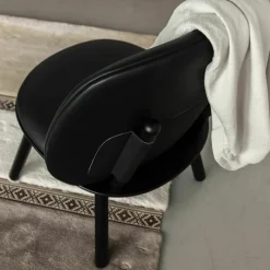 Fauteuil en frêne noir et cuir noir Naïve - Emko