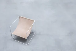 Fauteuil en métal blanc et cuir beige 62x62x61cm Solo Seat - valerie_objects