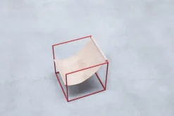 Fauteuil en métal rouge et cuir beige 62x62x61cm Solo Seat - valerie_objects