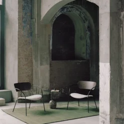 Fauteuil en noyer laqué AV5 Pavilion - &tradition