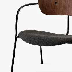 Fauteuil en noyer laqué et tissu gris AV6 Pavilion - &tradition