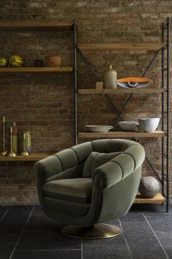 Fauteuil en polyester effet velours vert et bois d'eucalyptus 88x82x79cm Whiskey - Dutchbone
