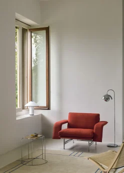 Fauteuil en tissu rouge et acier chromé Meantime AV29 - &tradition