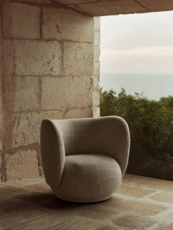 Fauteuil en tissu sable et blanc cassé Rico - Ferm Living