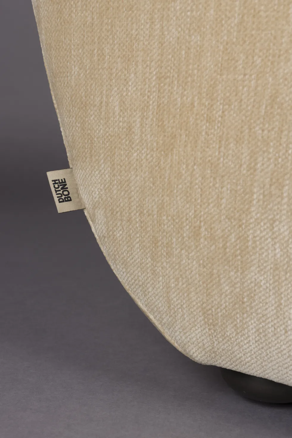 Fauteuil en velours beige Radley - Dutchbone