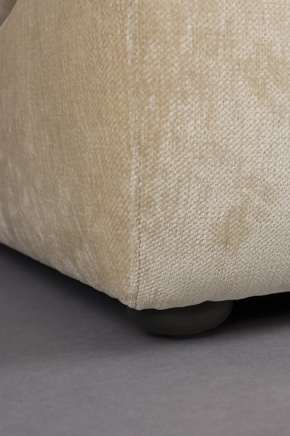 Fauteuil en velours beige Radley - Dutchbone