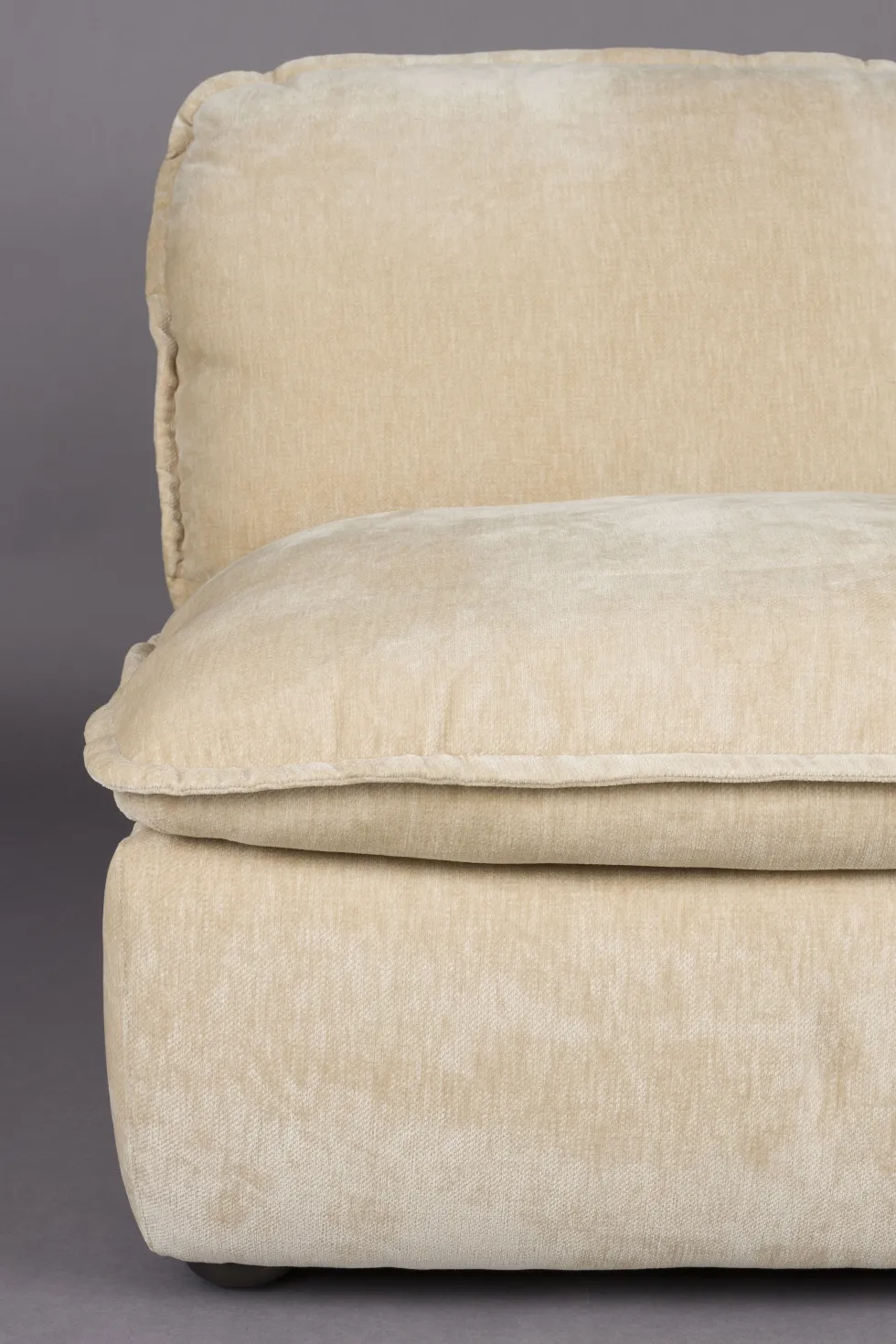 Fauteuil en velours beige Radley - Dutchbone