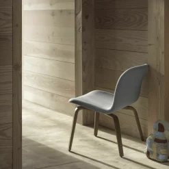 Fauteuil gris et bois laqué Visu - Muuto