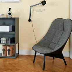 Fauteuil gris matelassé et chêne massif teinté noir Uchiwa - HAY