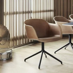 Fauteuil gris piétement pivot et assise textile Fiber - Muuto
