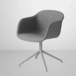Fauteuil gris piétement pivot et assise textile Fiber - Muuto