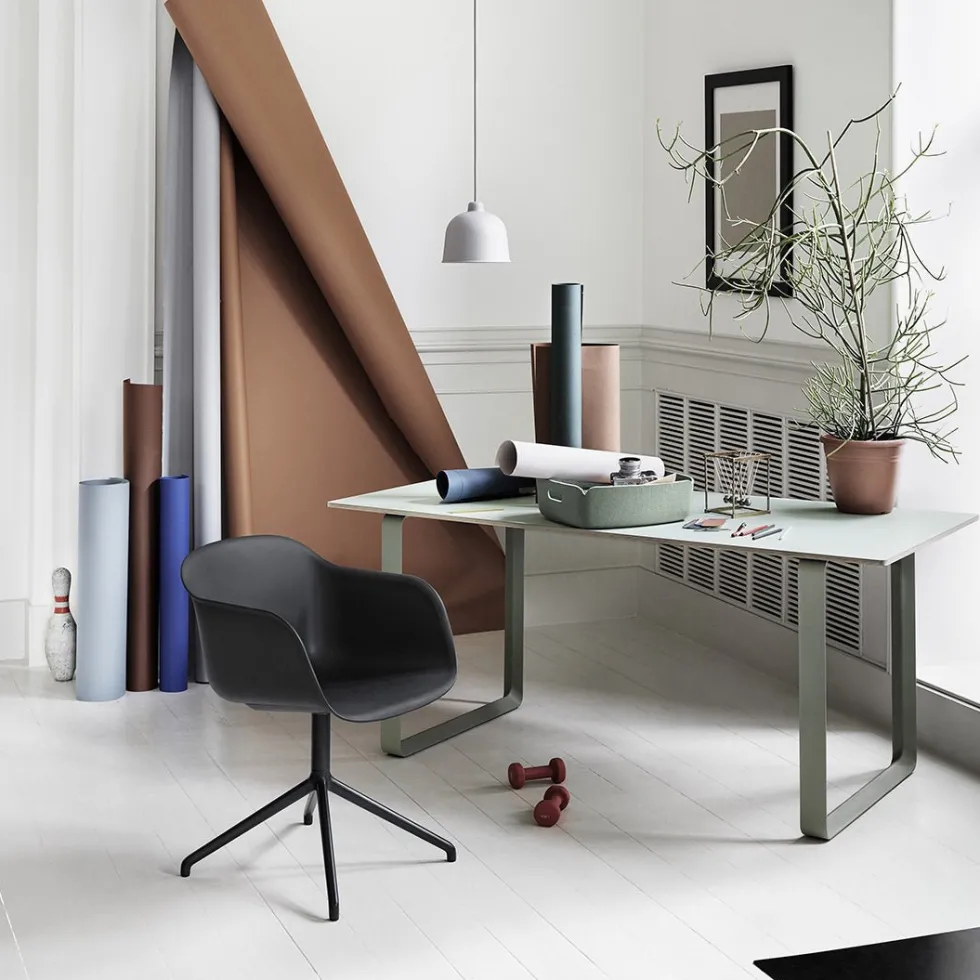 Fauteuil gris piétement pivot et assise textile Fiber - Muuto