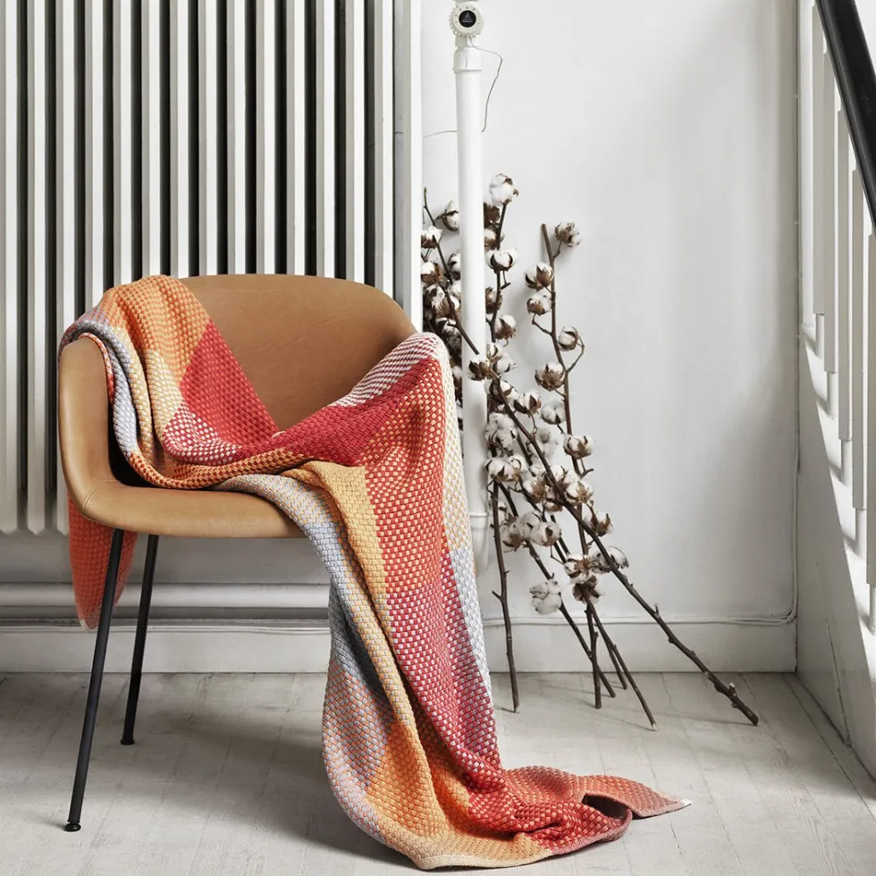 Fauteuil gris piétement tubes et assise textile Fiber - Muuto