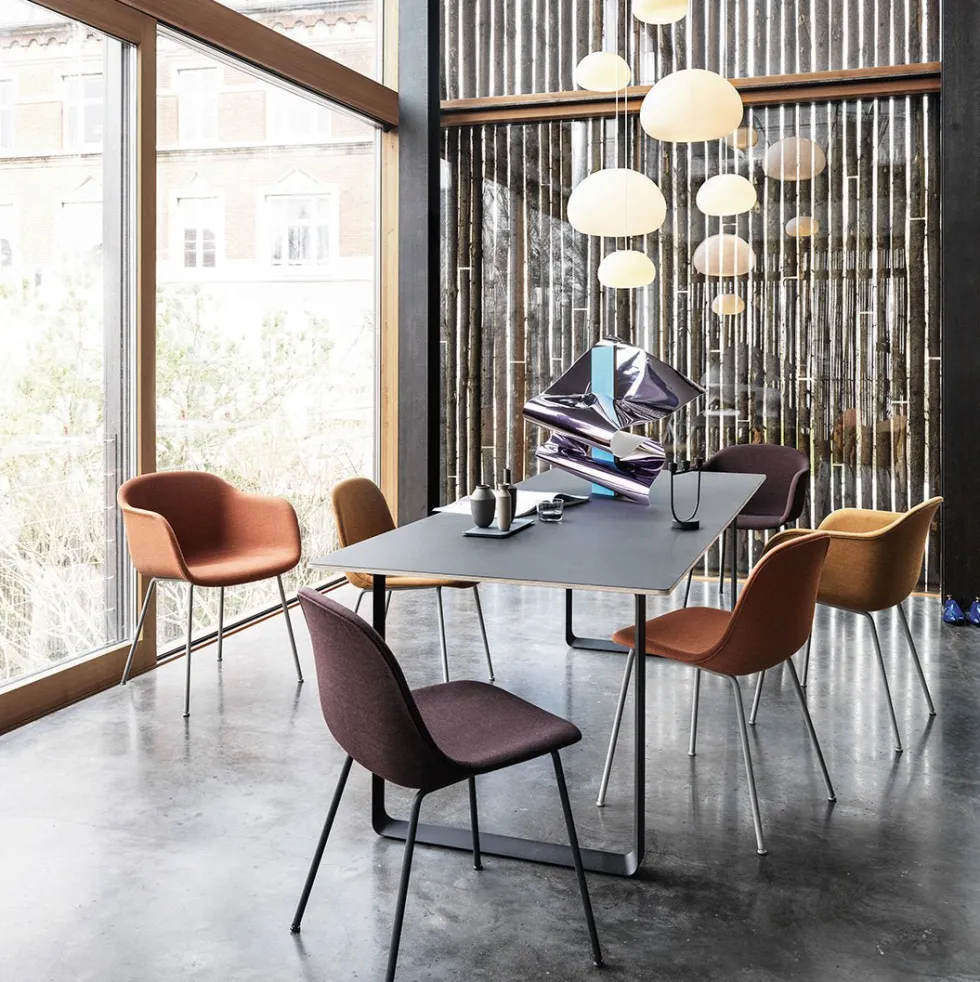 Fauteuil gris piétement tubes et assise textile Fiber - Muuto