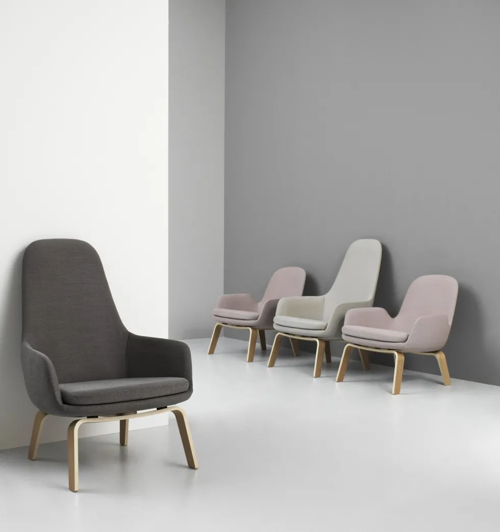 Fauteuil haut avec pieds en chrome et assise en cuir noir Era - Normann Copenhagen
