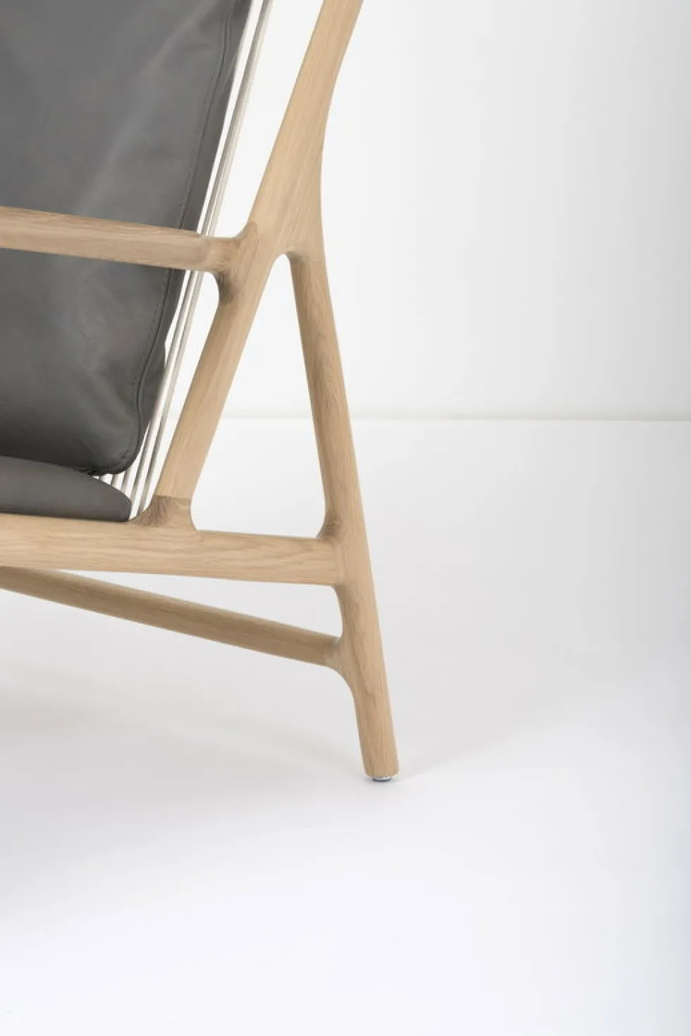 Fauteuil lounge en chêne et cuir gris Dedo - Gazzda