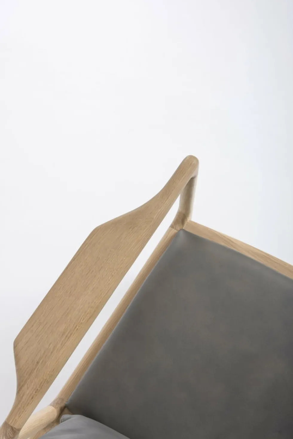 Fauteuil lounge en chêne et cuir gris Dedo - Gazzda