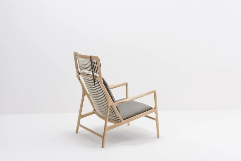 Fauteuil lounge en chêne et cuir gris Dedo - Gazzda