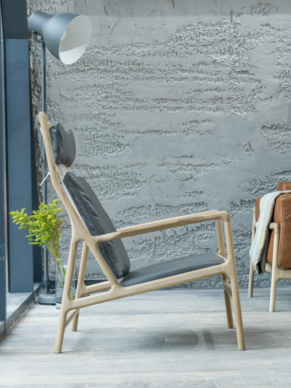 Fauteuil lounge en chêne et cuir gris Dedo - Gazzda
