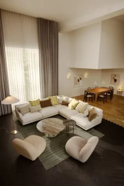 Fauteuil lounge en tissu karakorum dedar blanc et métal noir Pacha - Gubi