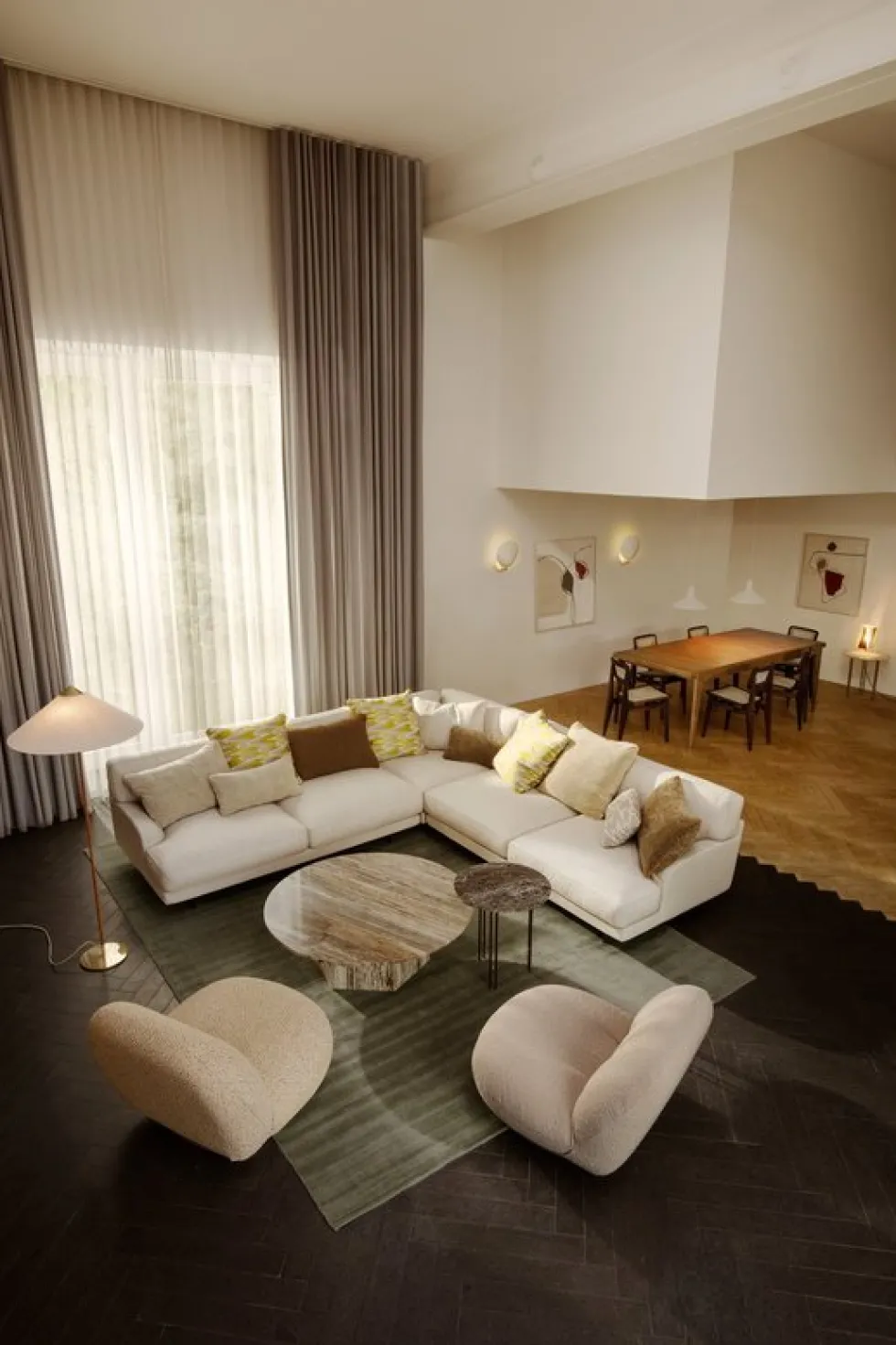 Fauteuil lounge en tissu karakorum dedar blanc et métal noir Pacha - Gubi