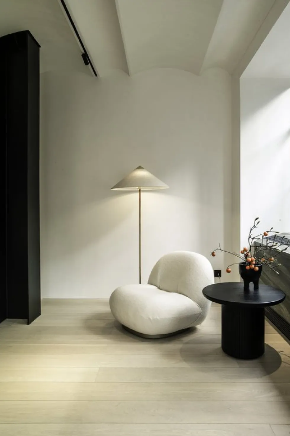 Fauteuil lounge en tissu karakorum dedar blanc et métal noir Pacha - Gubi