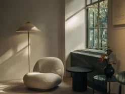 Fauteuil lounge en tissu karakorum dedar blanc et métal noir Pacha - Gubi