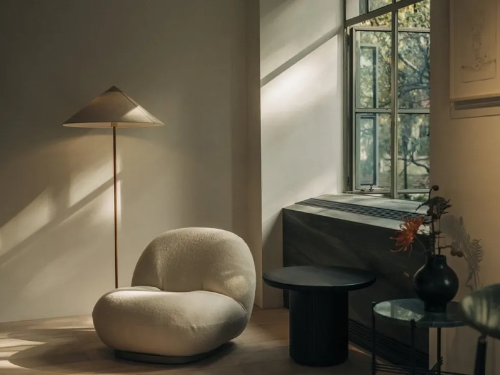 Fauteuil lounge en tissu karakorum dedar blanc et métal noir Pacha - Gubi