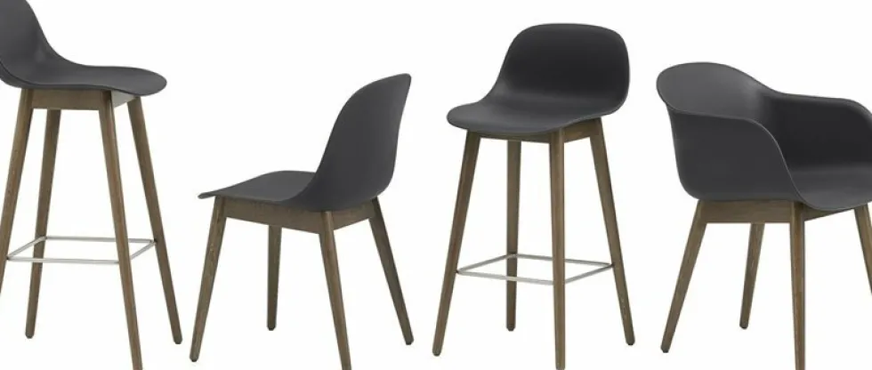 Fauteuil noir piétement en chêne Fiber - Muuto
