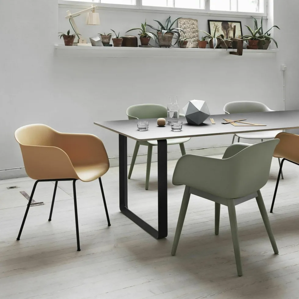 Fauteuil noir piétement en chêne Fiber - Muuto