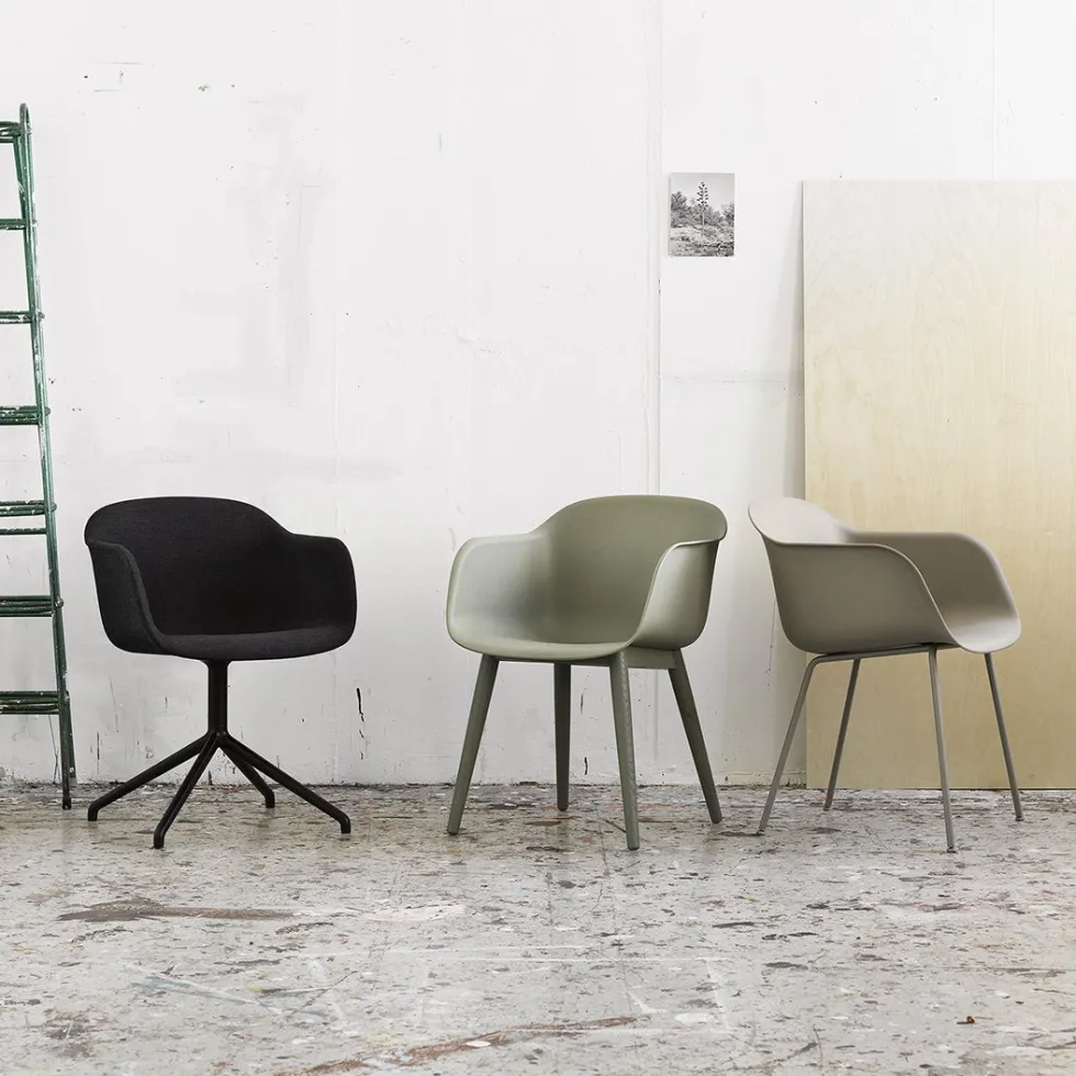 Fauteuil noir piétement pivot et assise textile Fiber - Muuto
