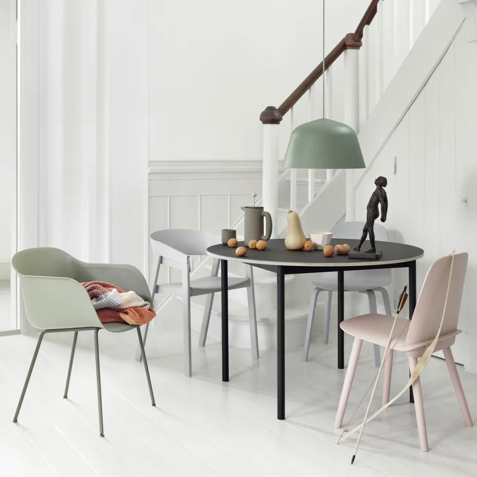 Fauteuil noir piétement traîneau Fiber - Muuto