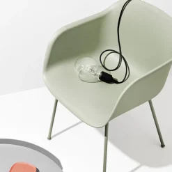 Fauteuil noir piétement tubes et assise cuir Fiber - Muuto