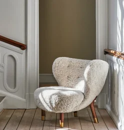 Fauteuil noyer et peau de mouton détails laiton Little Petra VB1 Edition Limitée - &tradition