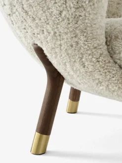 Fauteuil noyer et peau de mouton détails laiton Little Petra VB1 Edition Limitée - &tradition